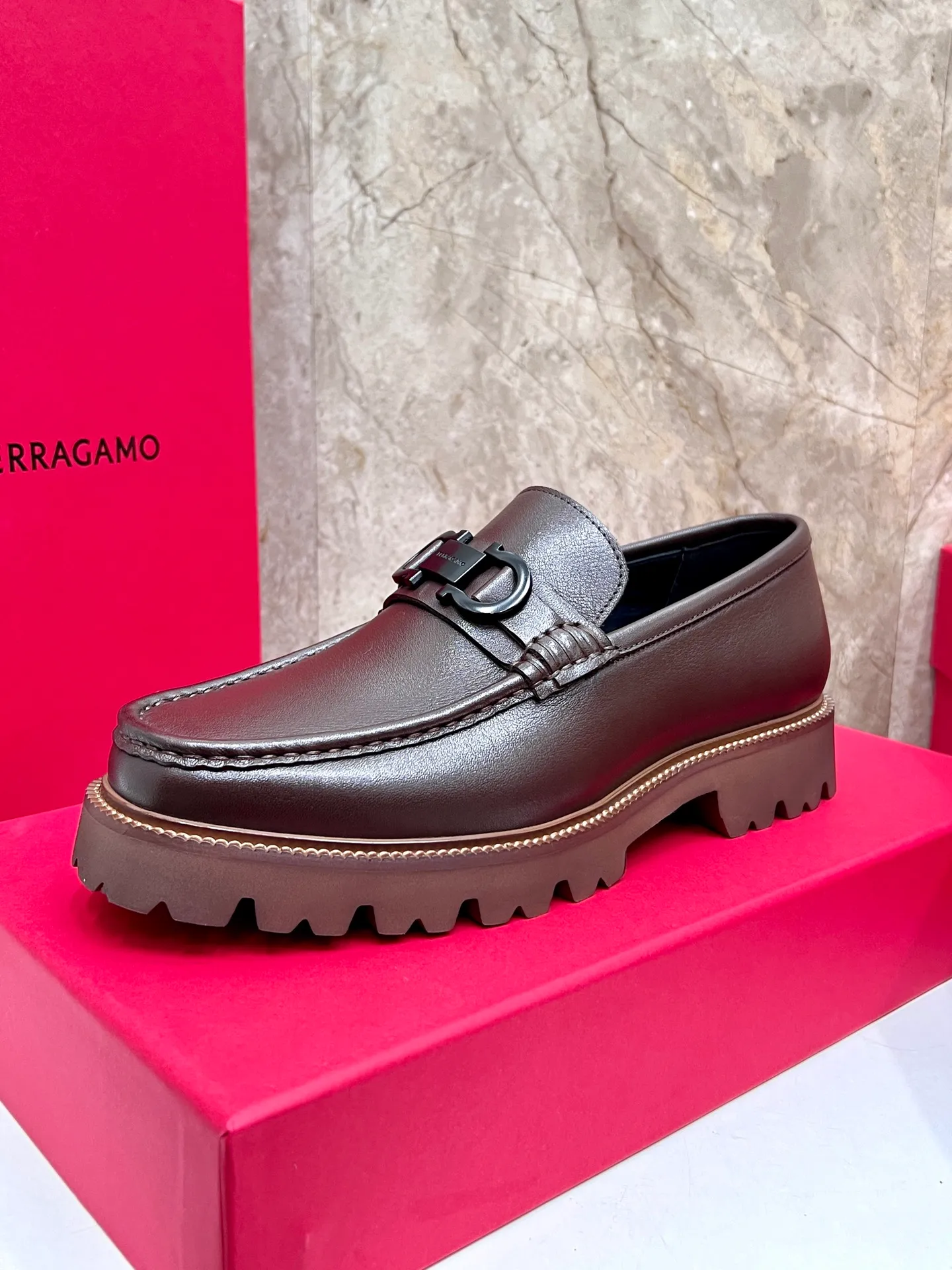 Original quality P580 Brand: Ferragamo Standard size: Men's size 38/44 (45.46 can be customized) Grade: Same style as the official website High-quality men's shoes Material: Customized first-layer calfskin with water-dyed cowhide lining Cowhide tiptoe Original non-slip and wear-resistant rubber outsole Style category: Men's formal business leather shoes are young and fashionable European and American trends British style Casual matching and comfortable feet Color: actual picture